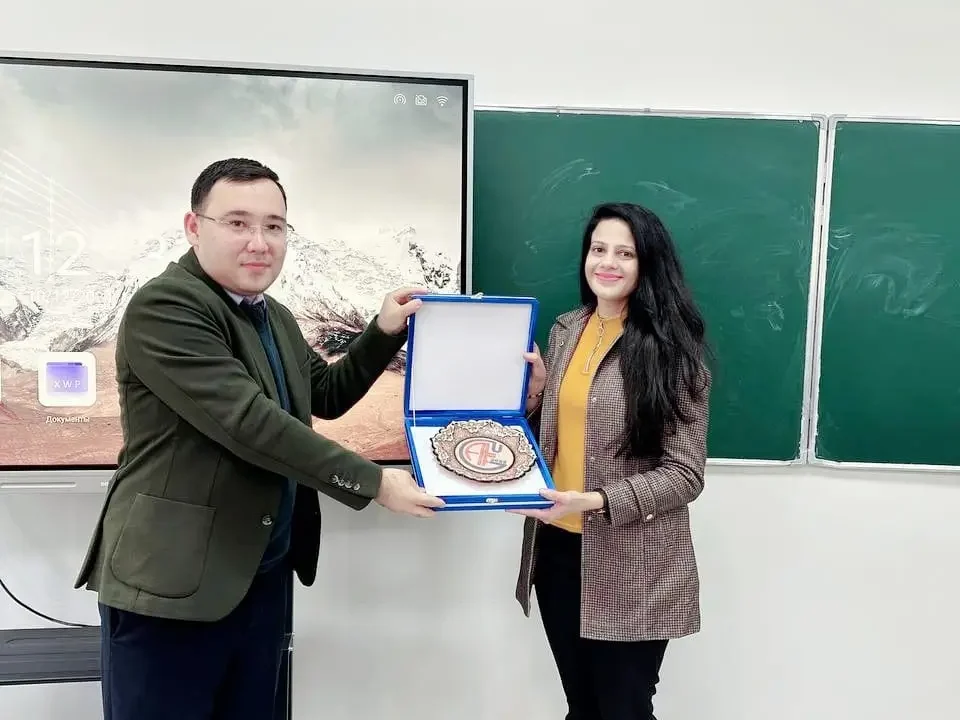 अल्फ़्रागैनस यूनिवर्सिटी के प्राचार्य द्वारा इसपैक की चेयरमैन डॉ.हर्षा त्रिवेदी का सम्मान
